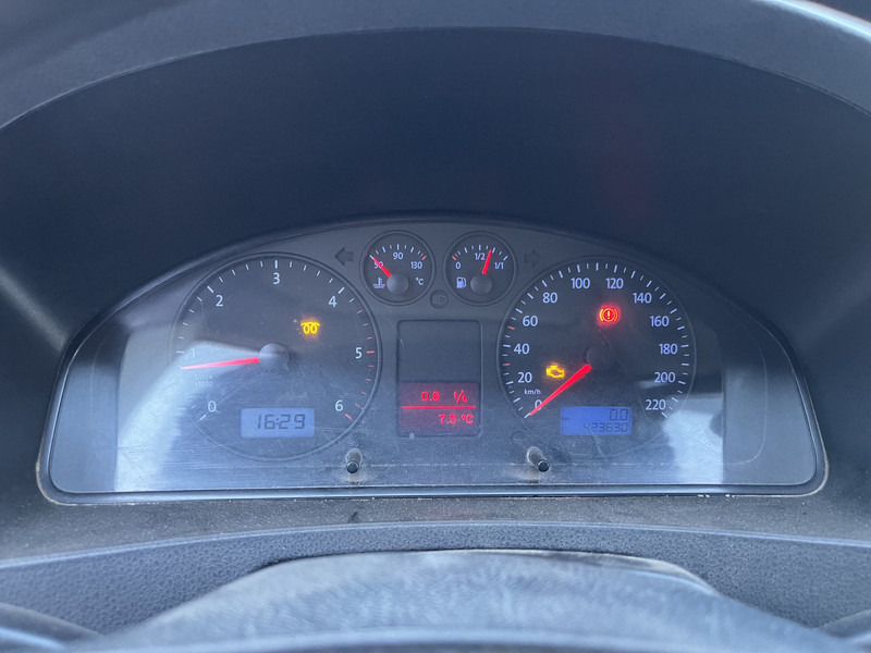 Volkswagen Transporter T5 2.5 TDI / L2 H1 / Double Cabin / Tow Bar - 소형 밴, 콤비 밴 : 사진 4 Volkswagen Transporter T5 2.5 TDI / L2 H1 / Double Cabin / Tow Bar - 소형 밴, 콤비 밴 : 사진 4