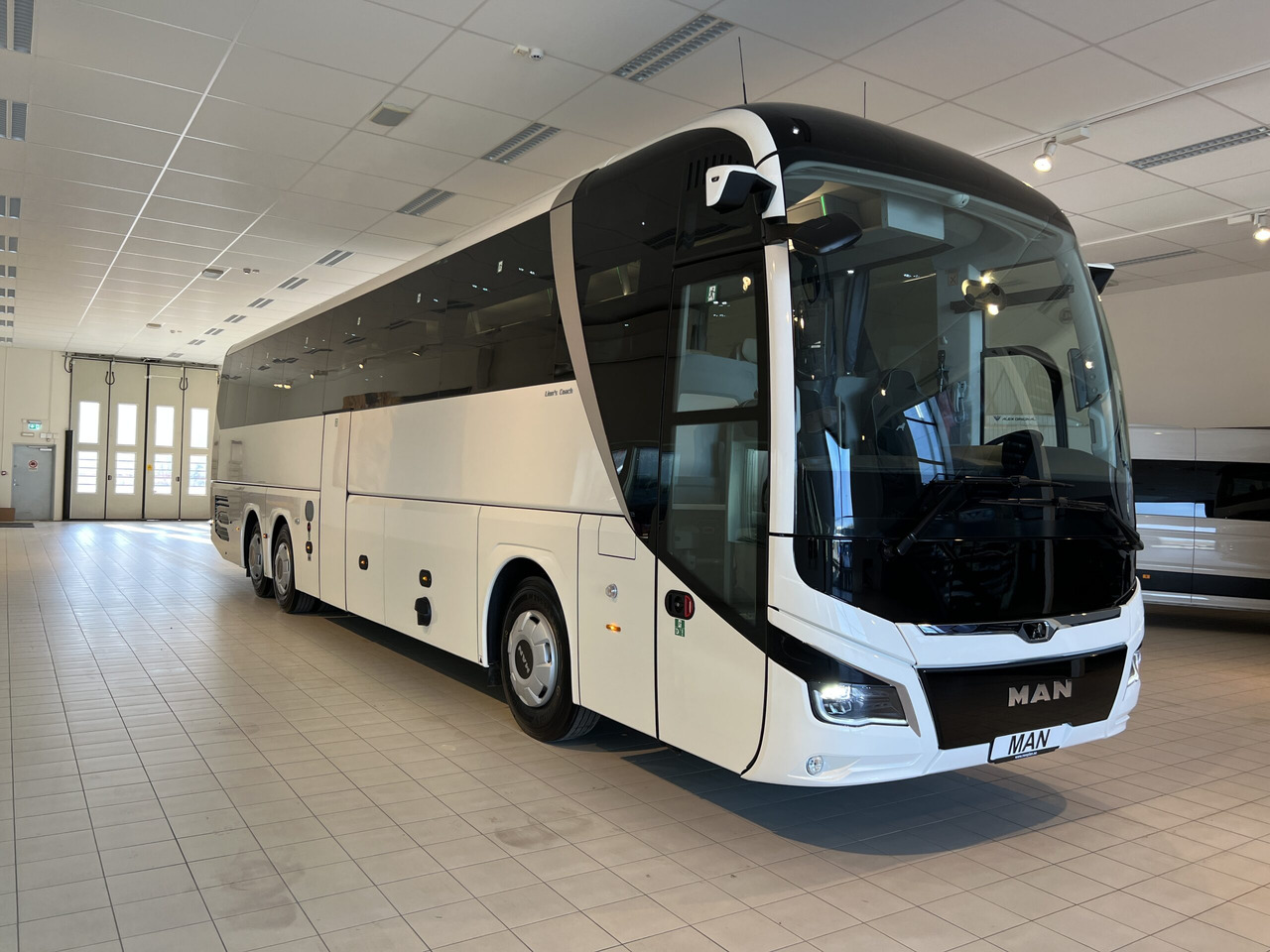 MAN Lions Coach R08 Euro 6E (Dark Edition) - 대형 버스 : 사진 1 MAN Lions Coach R08 Euro 6E (Dark Edition) - 대형 버스 : 사진 1