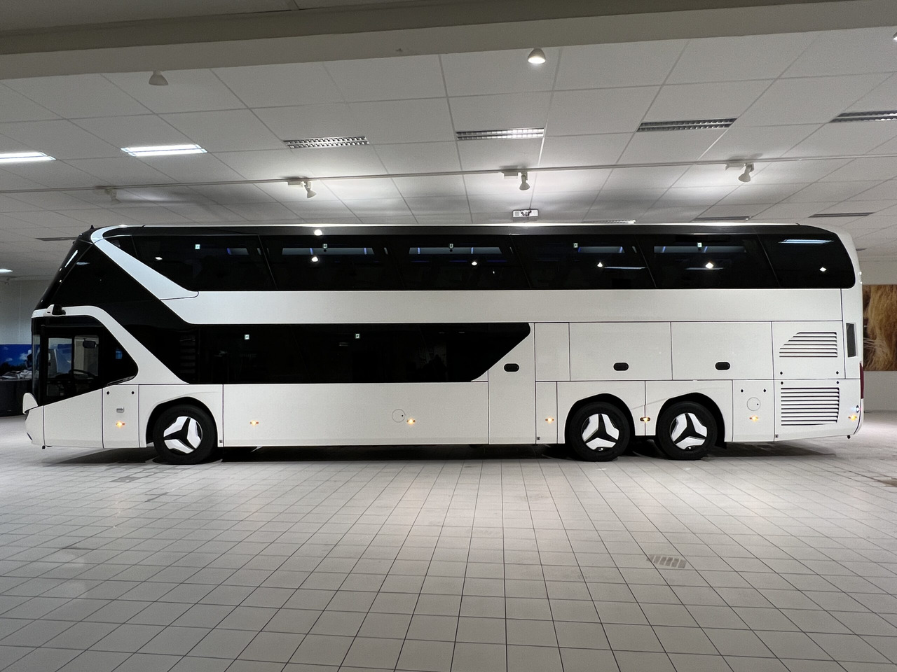 NEOPLAN SKYLINER P06 Euro 6E V.I.P / Exclusive Class (Dark Edition) - 대형 버스 : 사진 3 NEOPLAN SKYLINER P06 Euro 6E V.I.P / Exclusive Class (Dark Edition) - 대형 버스 : 사진 3