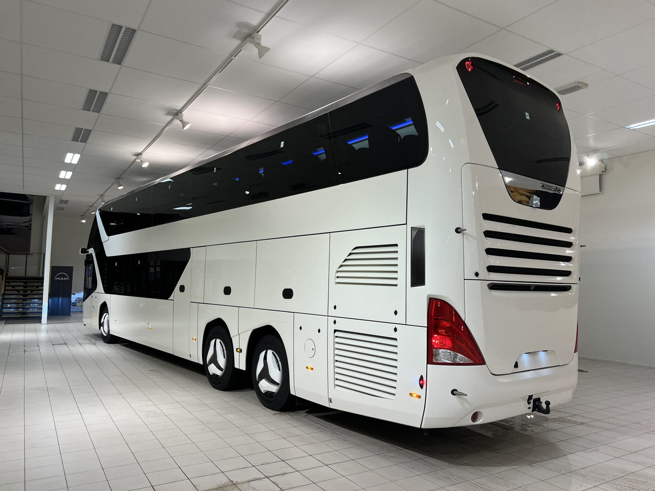 NEOPLAN SKYLINER P06 Euro 6E V.I.P / Exclusive Class (Dark Edition) - 대형 버스 : 사진 4 NEOPLAN SKYLINER P06 Euro 6E V.I.P / Exclusive Class (Dark Edition) - 대형 버스 : 사진 4