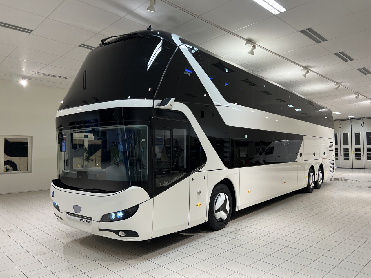 NEOPLAN SKYLINER P06 Euro 6E V.I.P / Exclusive Class (Dark Edition) - 대형 버스 : 사진 2 NEOPLAN SKYLINER P06 Euro 6E V.I.P / Exclusive Class (Dark Edition) - 대형 버스 : 사진 2