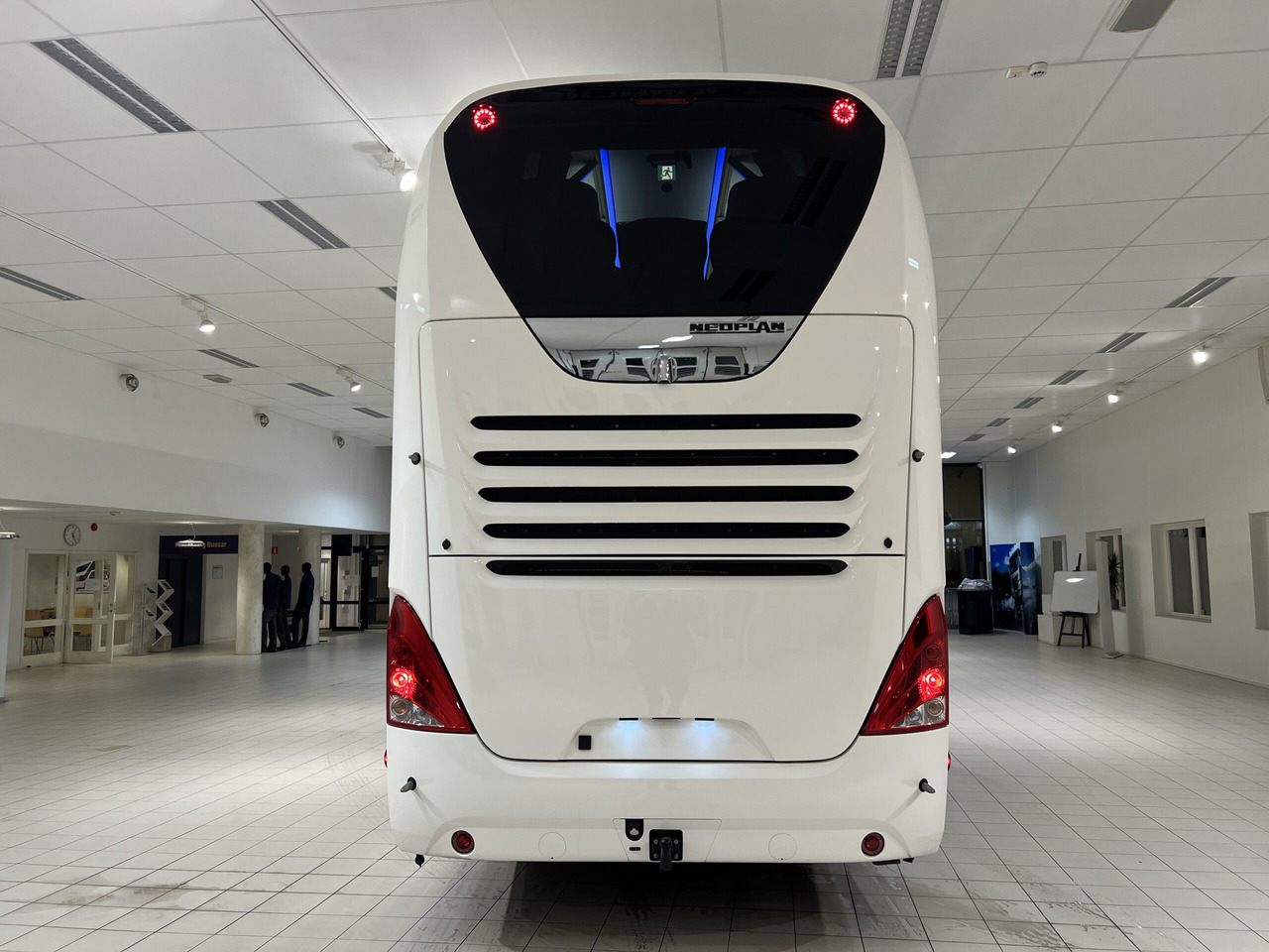 NEOPLAN SKYLINER P06 Euro 6E V.I.P / Exclusive Class (Dark Edition) - 대형 버스 : 사진 5 NEOPLAN SKYLINER P06 Euro 6E V.I.P / Exclusive Class (Dark Edition) - 대형 버스 : 사진 5