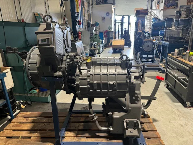 Komatsu Grader GD825A-2 WA500-6 - 기어박스 : 사진 1 Komatsu Grader GD825A-2 WA500-6 - 기어박스 : 사진 1
