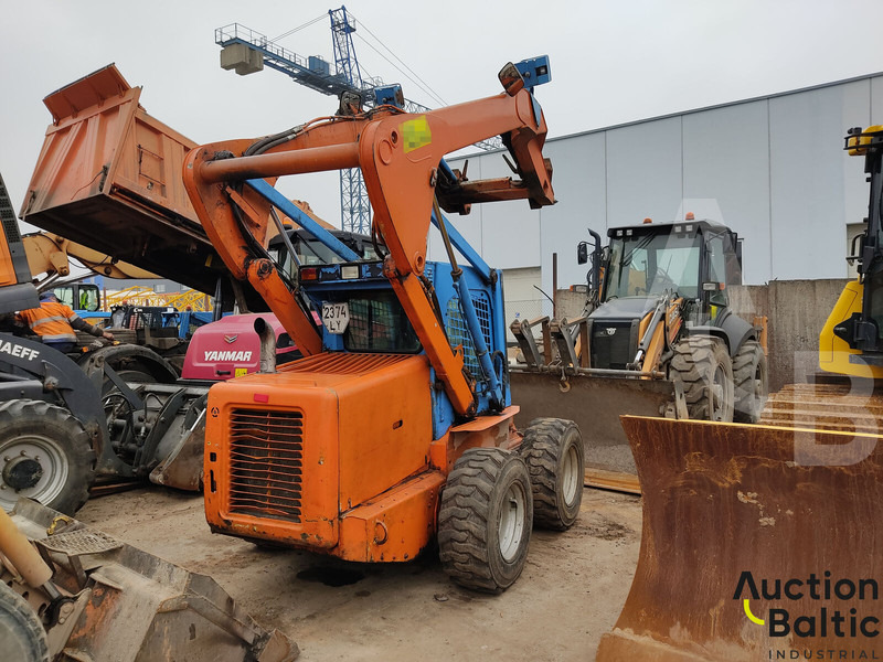 New Holland LS 185 B - 스키드 스티어 로더 : 사진 4 New Holland LS 185 B - 스키드 스티어 로더 : 사진 4