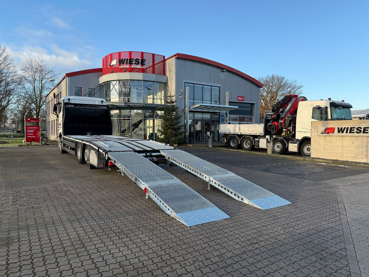 MAN Baumaschinen-  Arbeitsbühnentransporter Rampen - 드롭사이드/ 플랫베드 트럭 : 사진 1 MAN Baumaschinen-  Arbeitsbühnentransporter Rampen - 드롭사이드/ 플랫베드 트럭 : 사진 1