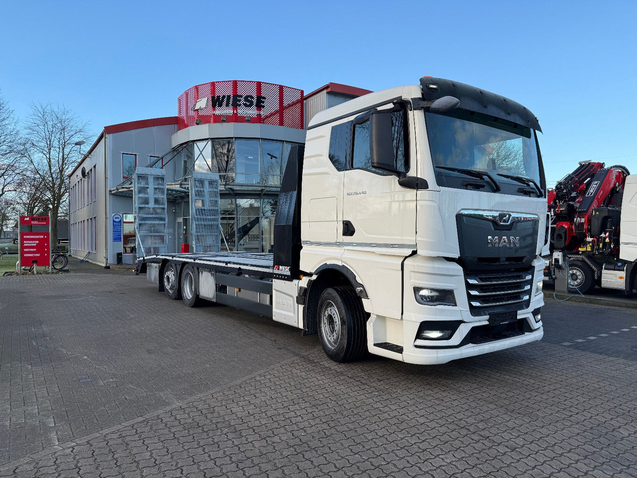 MAN Baumaschinen- Arbeitsbühnentransporter Rampen - 견인 트럭 : 사진 1 MAN Baumaschinen- Arbeitsbühnentransporter Rampen - 견인 트럭 : 사진 1