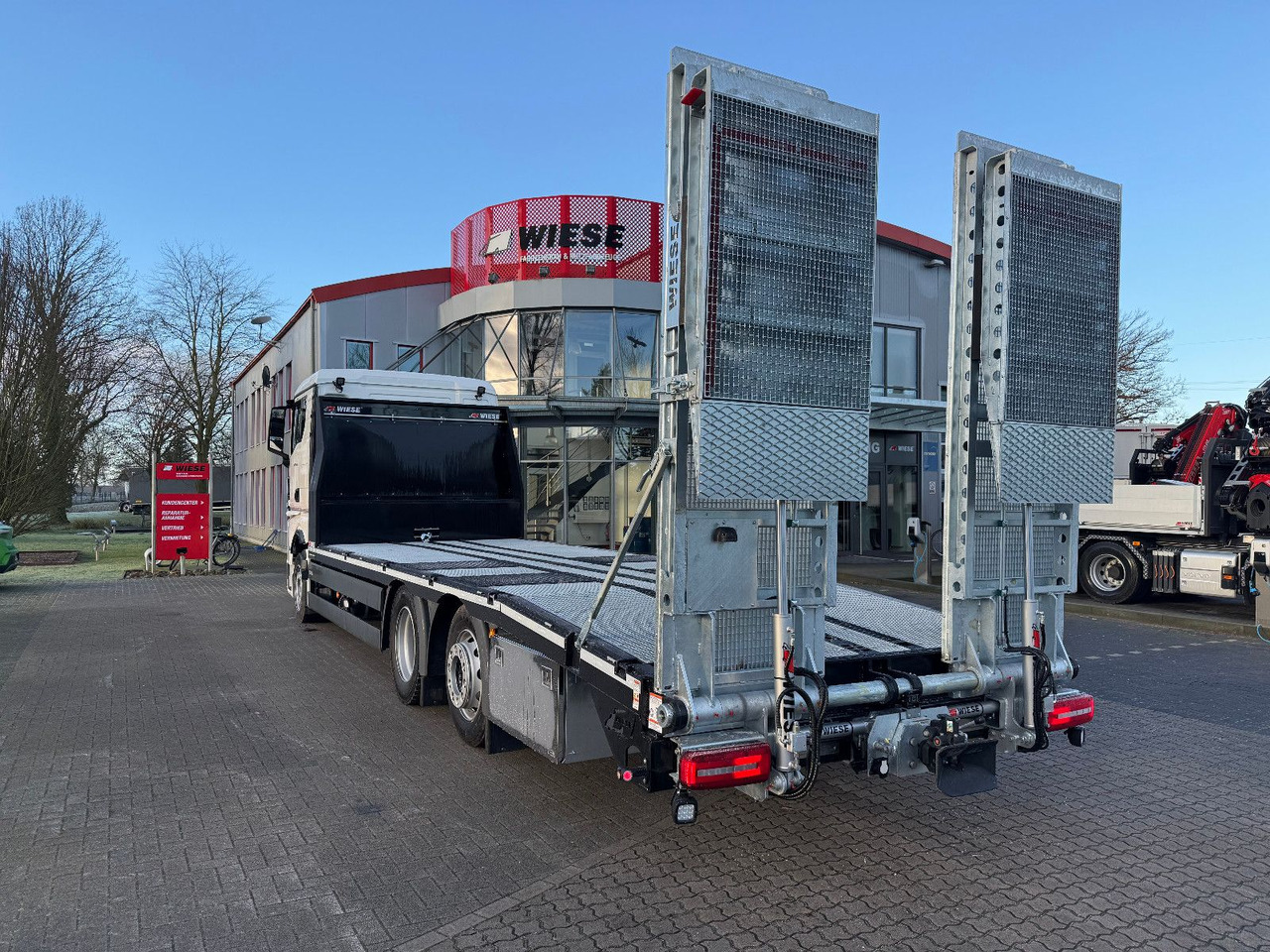 MAN Baumaschinen-  Arbeitsbühnentransporter Rampen - 자동 운반 장치 트럭 : 사진 5 MAN Baumaschinen-  Arbeitsbühnentransporter Rampen - 자동 운반 장치 트럭 : 사진 5