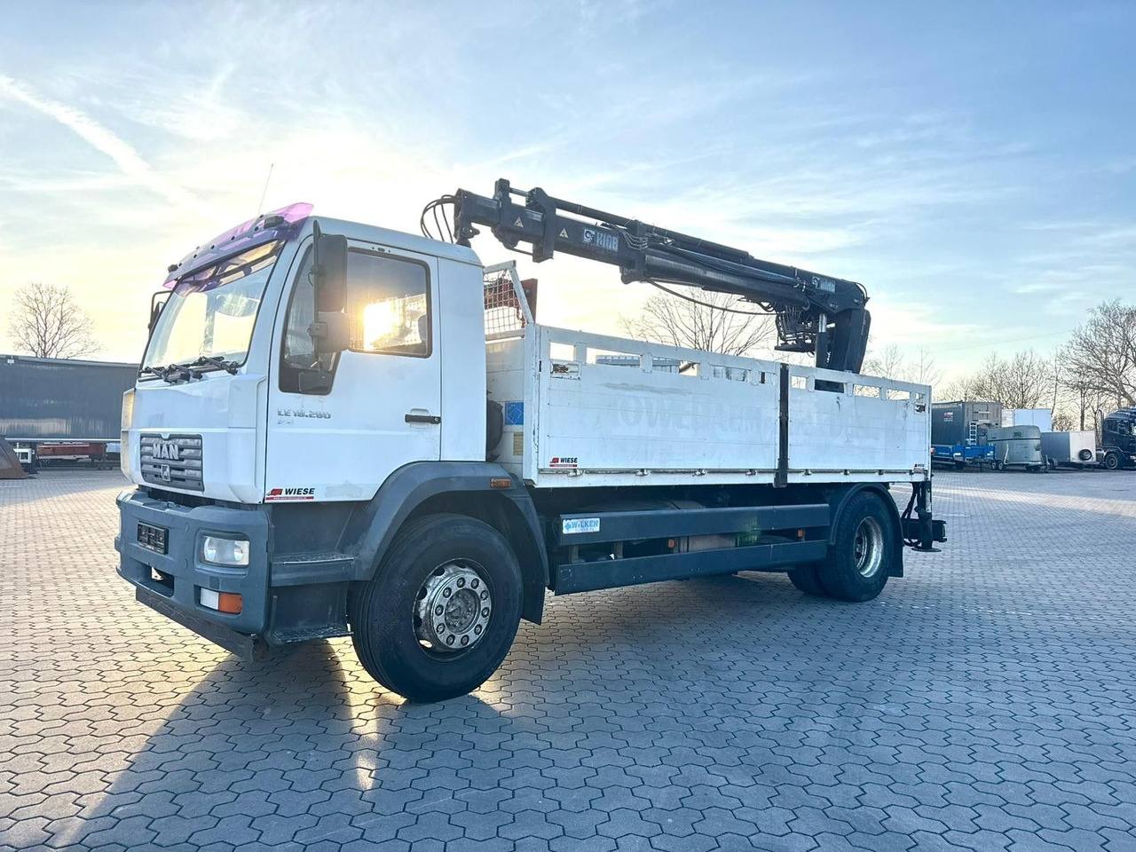 MAN LE 18.280 Pritsche mit HIAB 133 K PRO/HIPRO Kran - 드롭사이드/ 플랫베드 트럭, 크레인 트럭 : 사진 2 MAN LE 18.280 Pritsche mit HIAB 133 K PRO/HIPRO Kran - 드롭사이드/ 플랫베드 트럭, 크레인 트럭 : 사진 2
