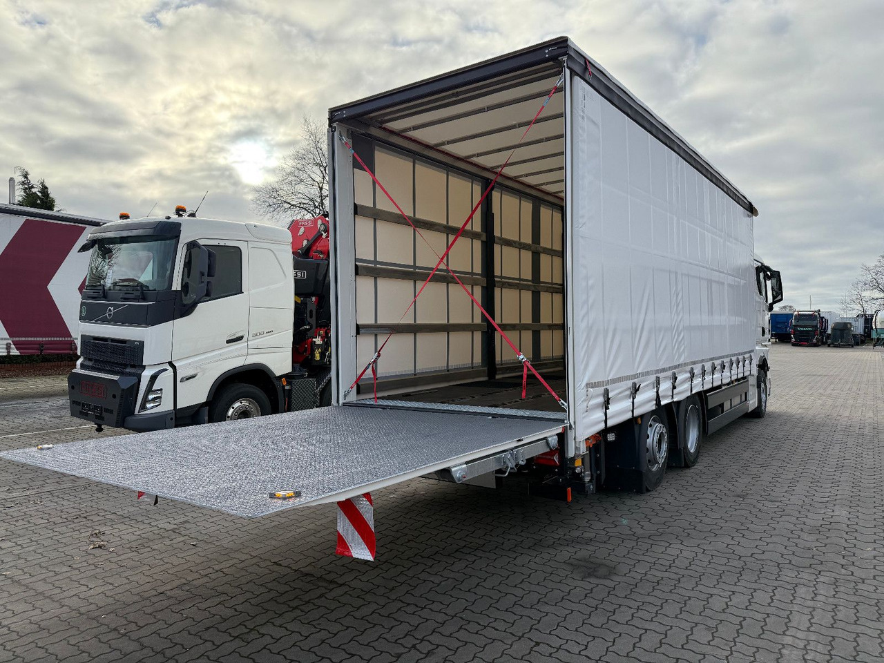 MAN TGX 26.440 6x2 LL Schwerlast Ladebordwand/Rampe - 자동 운반 장치 트럭 : 사진 3 MAN TGX 26.440 6x2 LL Schwerlast Ladebordwand/Rampe - 자동 운반 장치 트럭 : 사진 3