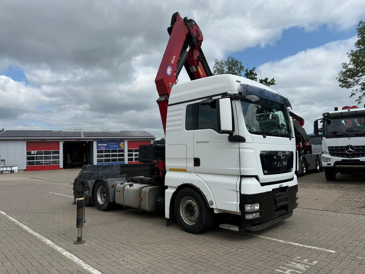 MAN TGX 26.440 6x2 mit HMF 3000-5 Kran TÜV NEU - 트랙터 유닛 : 사진 2 MAN TGX 26.440 6x2 mit HMF 3000-5 Kran TÜV NEU - 트랙터 유닛 : 사진 2