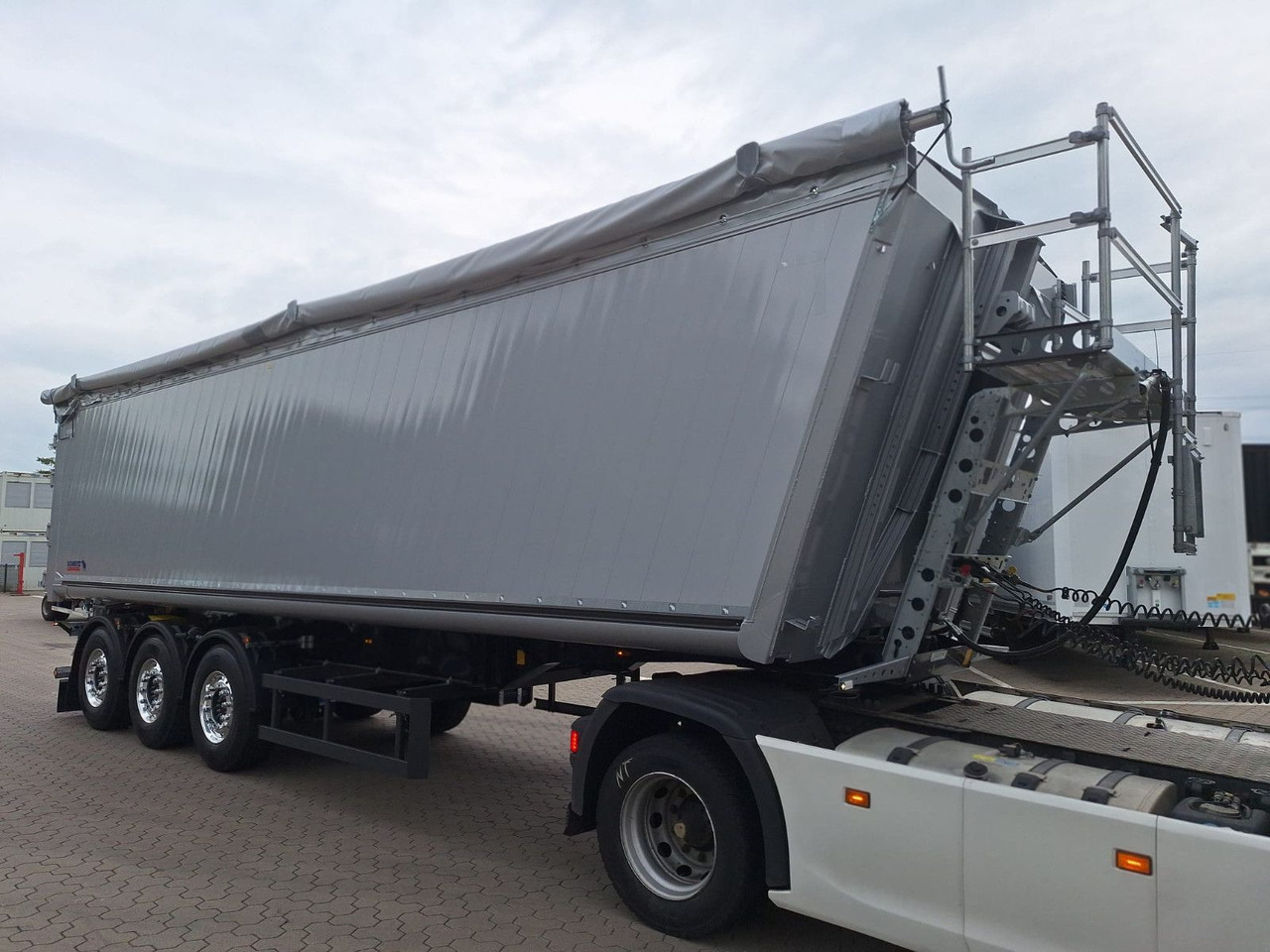 Schmitz Cargobull Kipper 52m³ mit gekröpftem Chassis - 덤프 세미 트레일러 : 사진 2 Schmitz Cargobull Kipper 52m³ mit gekröpftem Chassis - 덤프 세미 트레일러 : 사진 2
