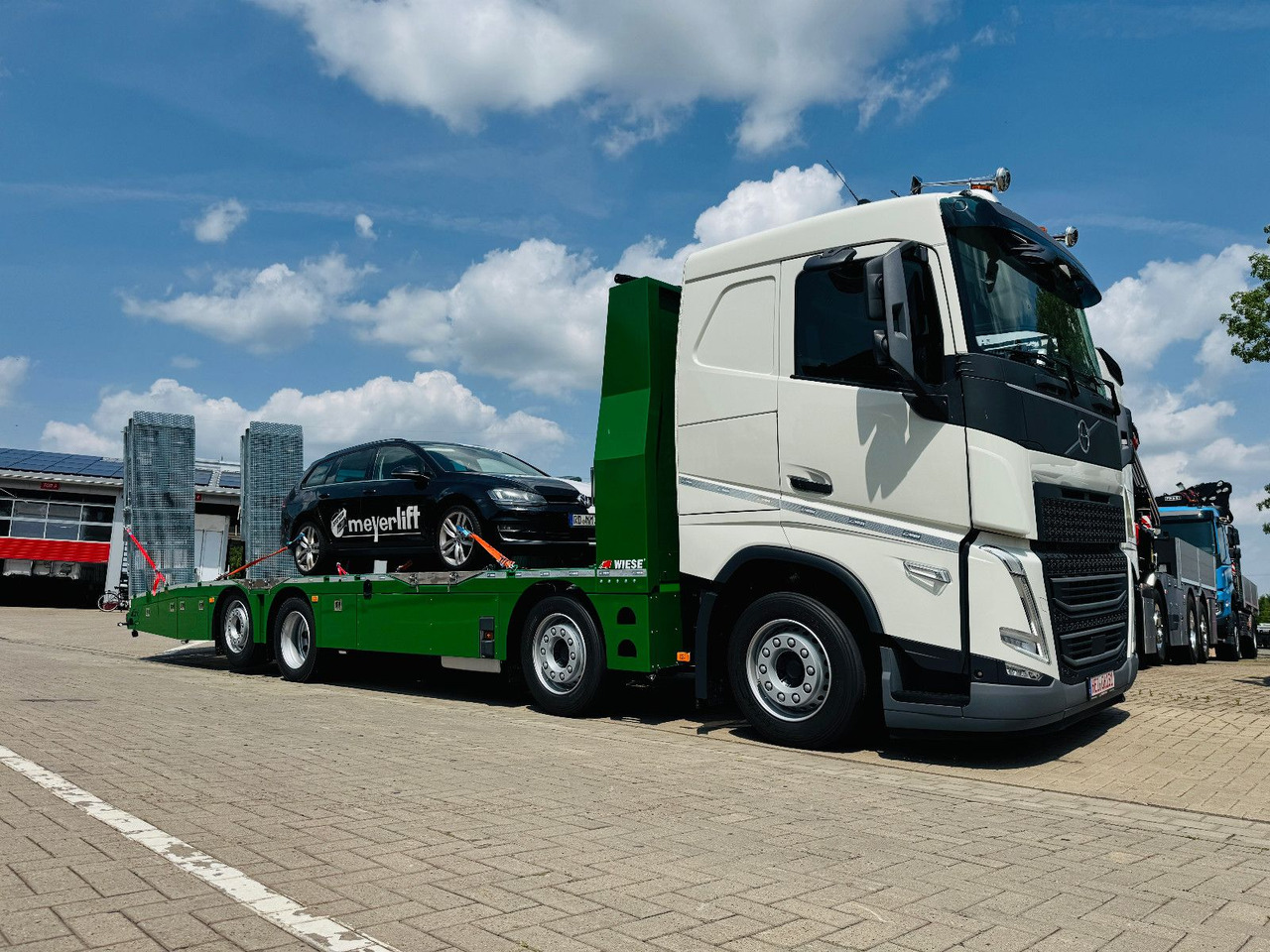Volvo Arbeitsbühnen Baumaschinentransporter mit Rampen - 자동 운반 장치 트럭 : 사진 1 Volvo Arbeitsbühnen Baumaschinentransporter mit Rampen - 자동 운반 장치 트럭 : 사진 1