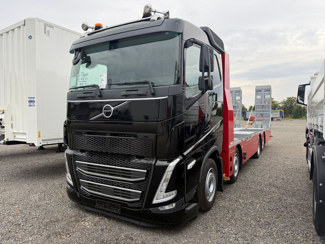Volvo Arbeitsbühnen Baumaschinentransporter mit Rampen - 자동 운반 장치 트럭 : 사진 2 Volvo Arbeitsbühnen Baumaschinentransporter mit Rampen - 자동 운반 장치 트럭 : 사진 2