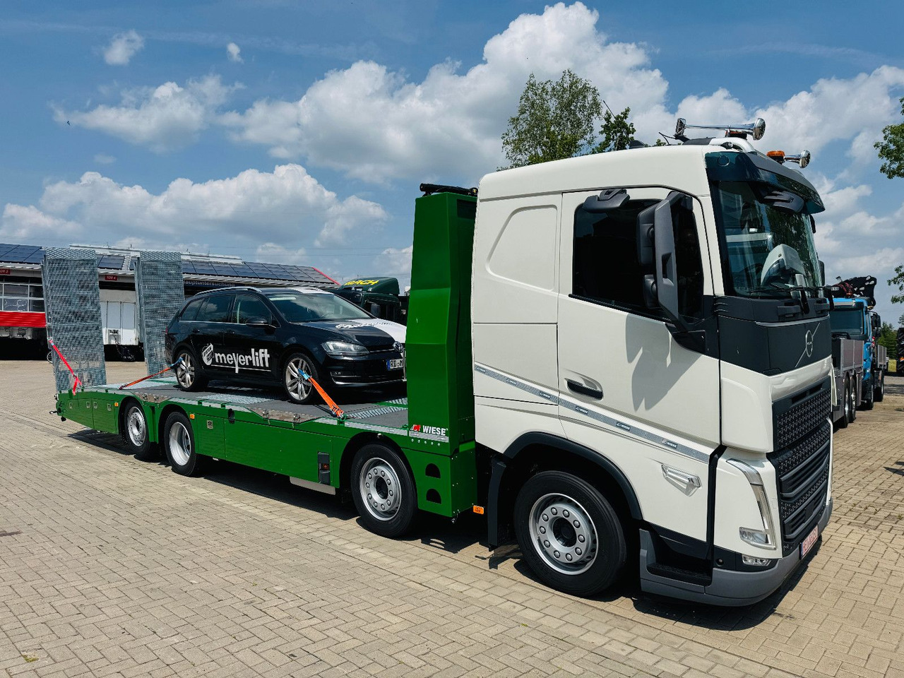 Volvo Arbeitsbühnen Baumaschinentransporter mit Rampen - 견인 트럭 : 사진 1 Volvo Arbeitsbühnen Baumaschinentransporter mit Rampen - 견인 트럭 : 사진 1