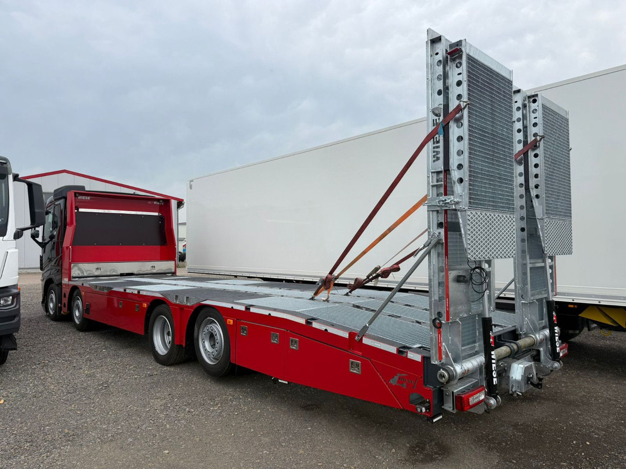 Volvo Arbeitsbühnen Baumaschinentransporter mit Rampen - 견인 트럭 : 사진 3 Volvo Arbeitsbühnen Baumaschinentransporter mit Rampen - 견인 트럭 : 사진 3