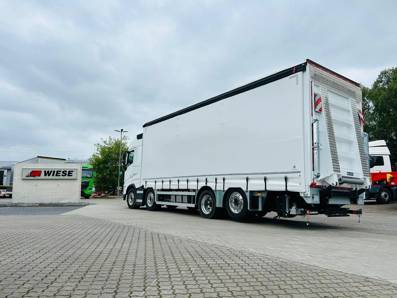 Volvo FH 500 8x2 Arbeitsbühnen Transporter LBW 9t - 커튼사이더 트럭 : 사진 2 Volvo FH 500 8x2 Arbeitsbühnen Transporter LBW 9t - 커튼사이더 트럭 : 사진 2