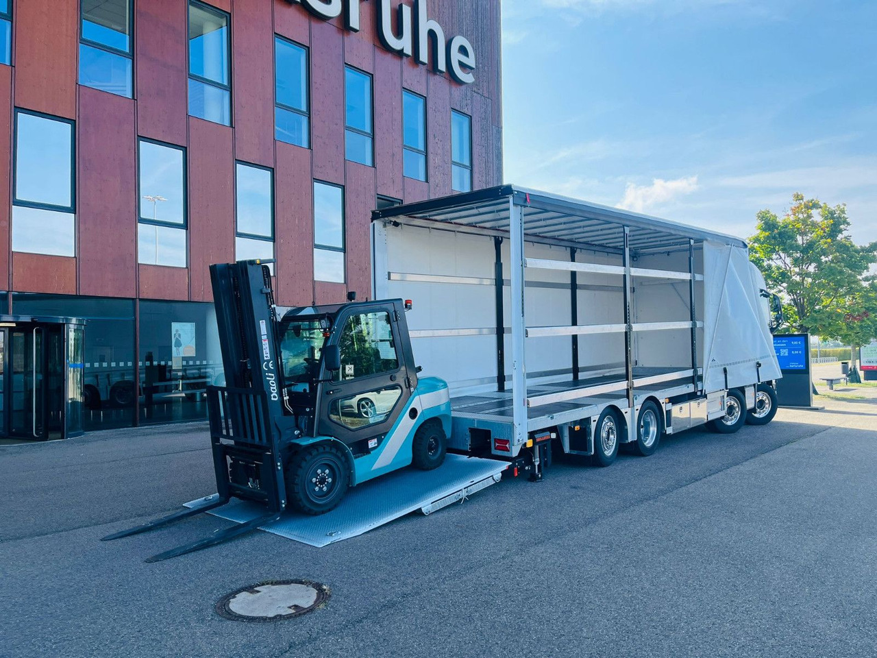 Volvo FH 500 8x2 Arbeitsbühnen Transporter LBW 9t - 커튼사이더 트럭 : 사진 1 Volvo FH 500 8x2 Arbeitsbühnen Transporter LBW 9t - 커튼사이더 트럭 : 사진 1