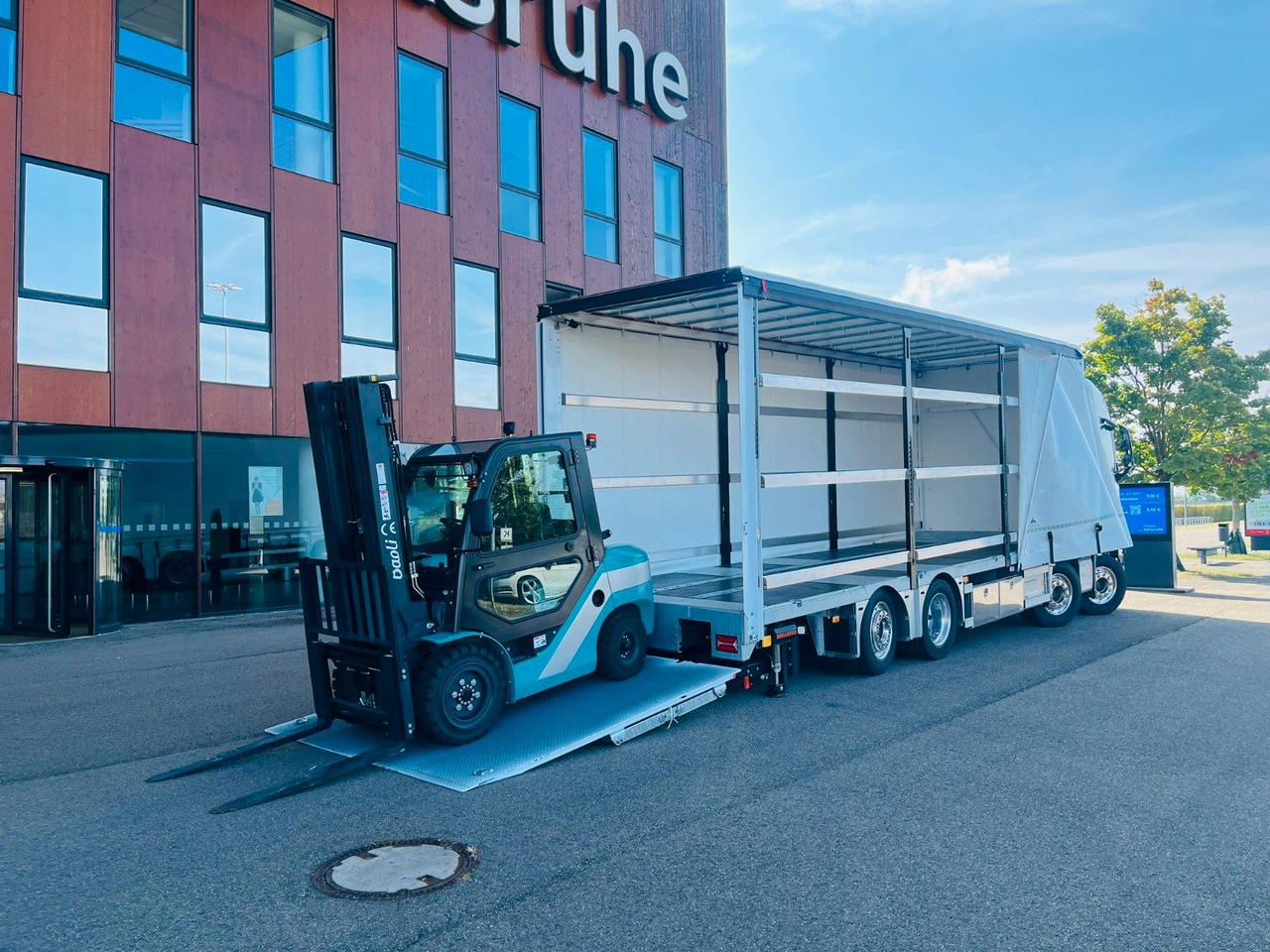Volvo FH 500 Gabelstaplertransporter LBW Dhollandia 9t - 커튼사이더 트럭 : 사진 1 Volvo FH 500 Gabelstaplertransporter LBW Dhollandia 9t - 커튼사이더 트럭 : 사진 1