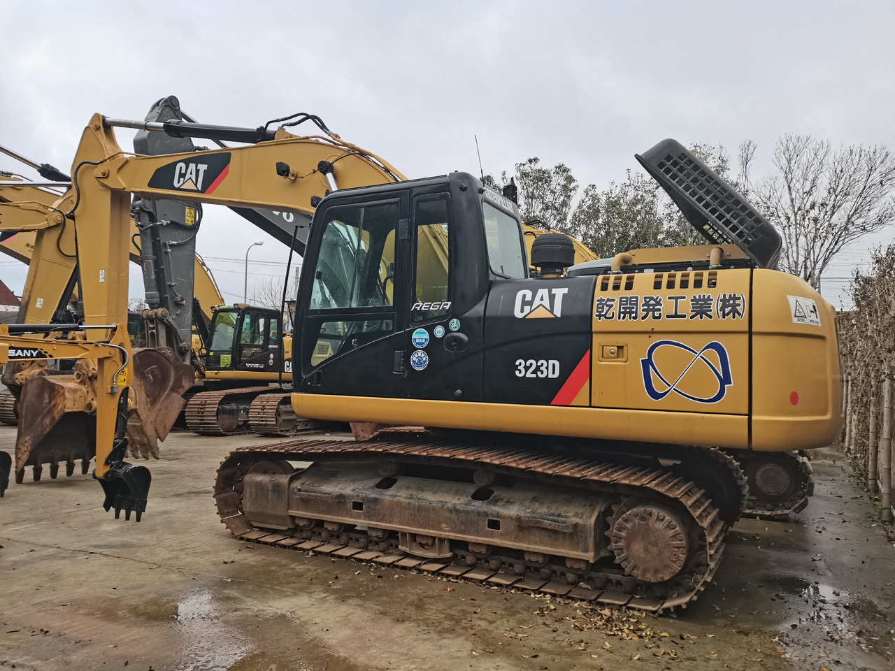 CATERPILLAR 323D - 크롤러 굴삭기 : 사진 1 CATERPILLAR 323D - 크롤러 굴삭기 : 사진 1