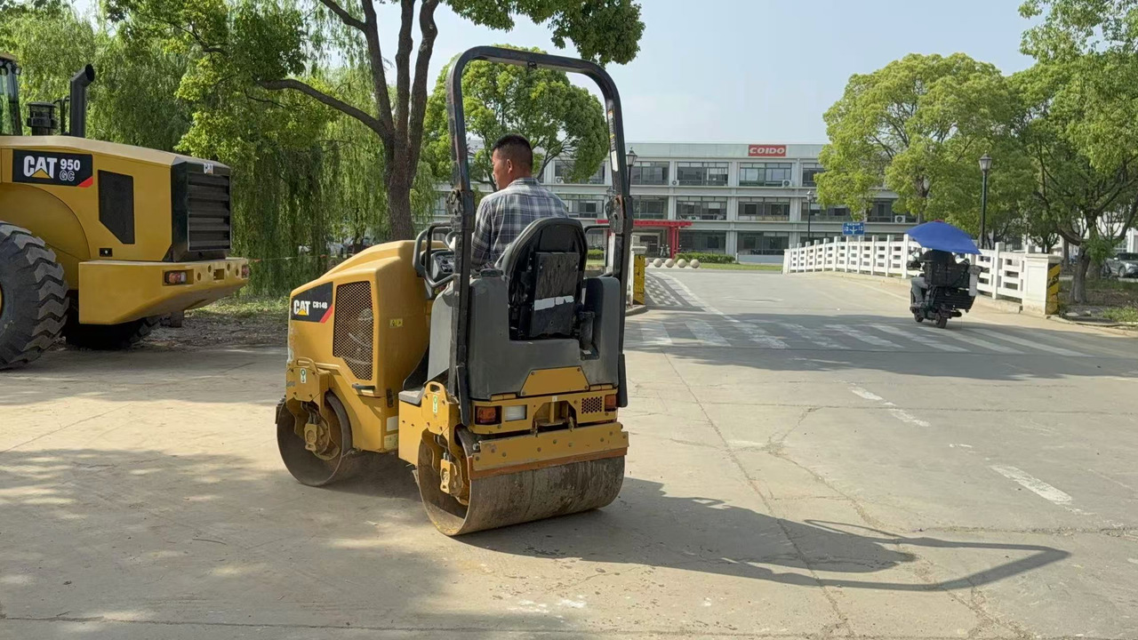 CATERPILLAR CB14B - 롤러 : 사진 1 CATERPILLAR CB14B - 롤러 : 사진 1
