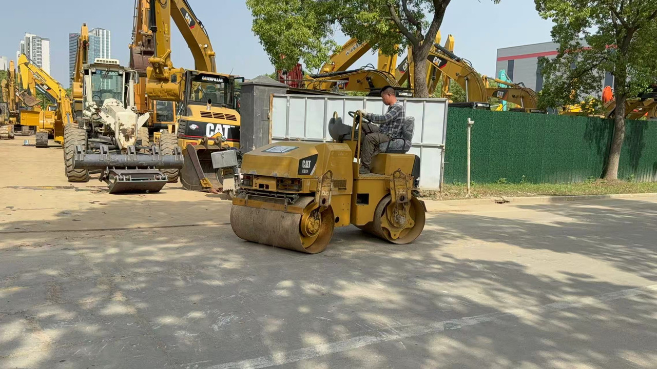 CATERPILLAR CB24B - 롤러 : 사진 1 CATERPILLAR CB24B - 롤러 : 사진 1