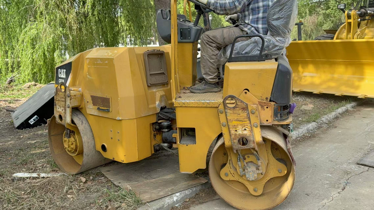 CATERPILLAR CB24B - 롤러 : 사진 2 CATERPILLAR CB24B - 롤러 : 사진 2