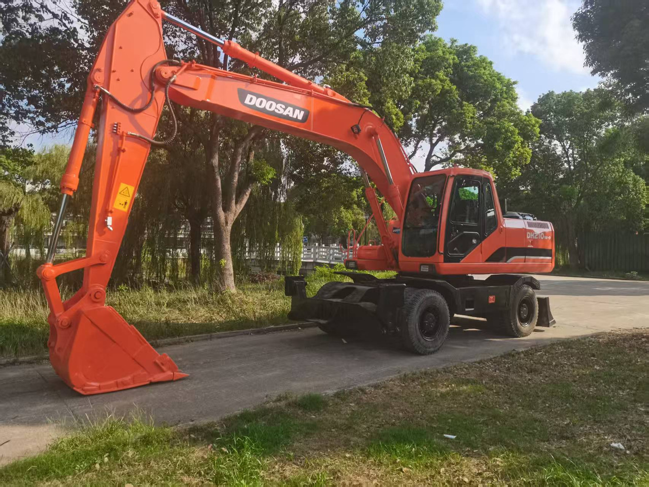 DOOSAN DH210W-9C - 휠 굴삭기 : 사진 1 DOOSAN DH210W-9C - 휠 굴삭기 : 사진 1