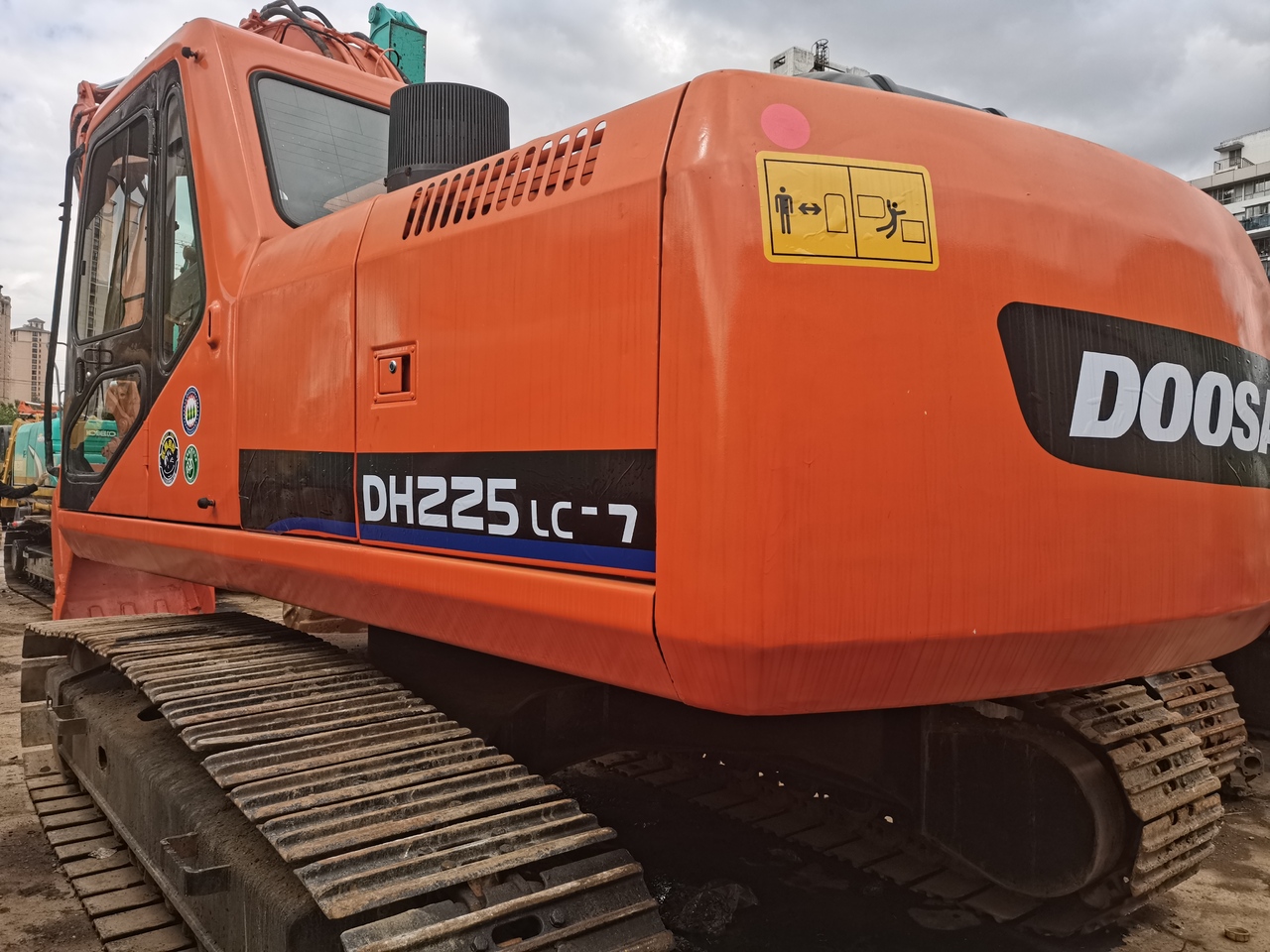 DOOSAN DH225LC-7 - 크롤러 굴삭기 : 사진 2 DOOSAN DH225LC-7 - 크롤러 굴삭기 : 사진 2
