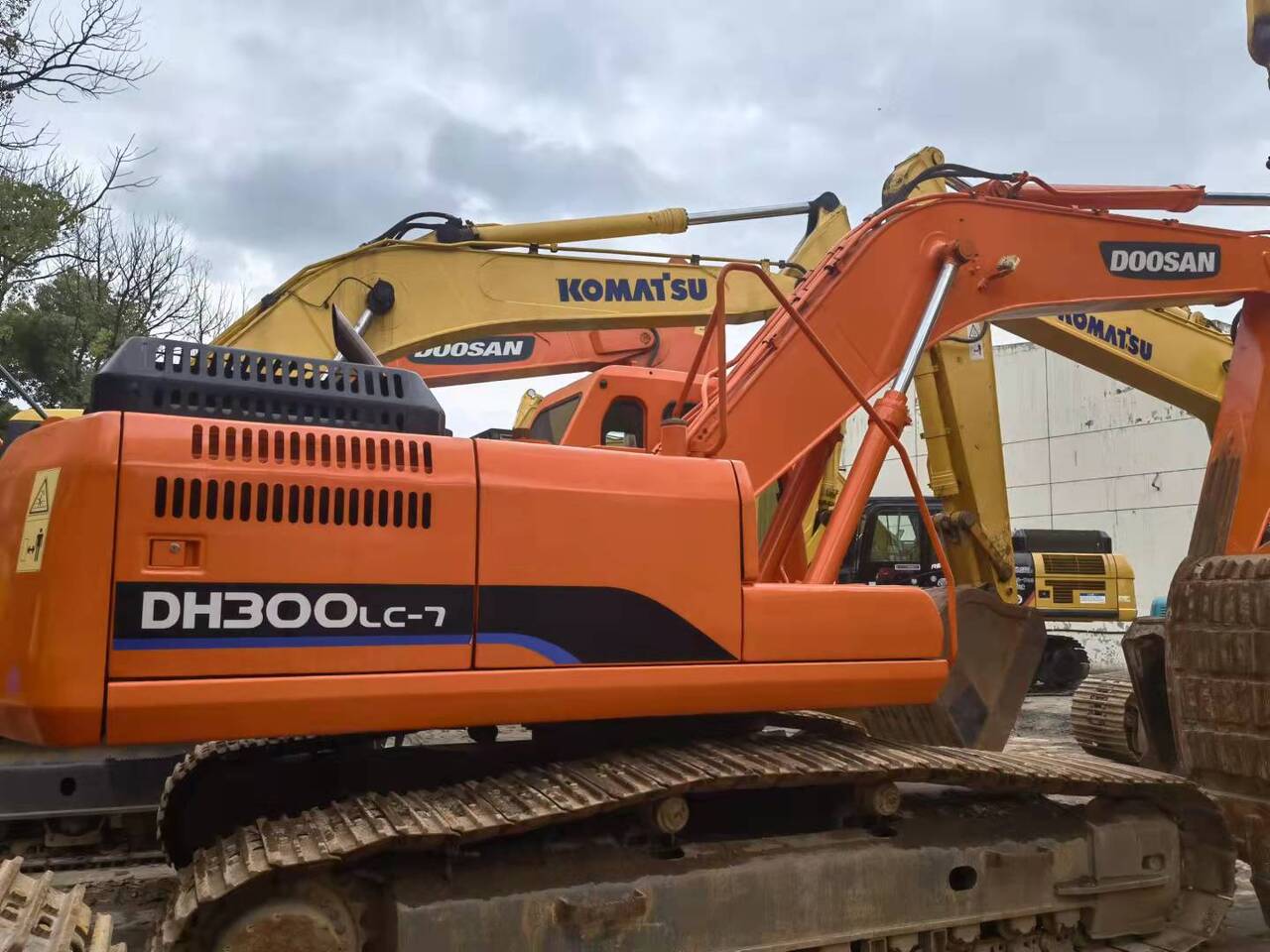 DOOSAN DH300 - 크롤러 굴삭기 : 사진 2 DOOSAN DH300 - 크롤러 굴삭기 : 사진 2