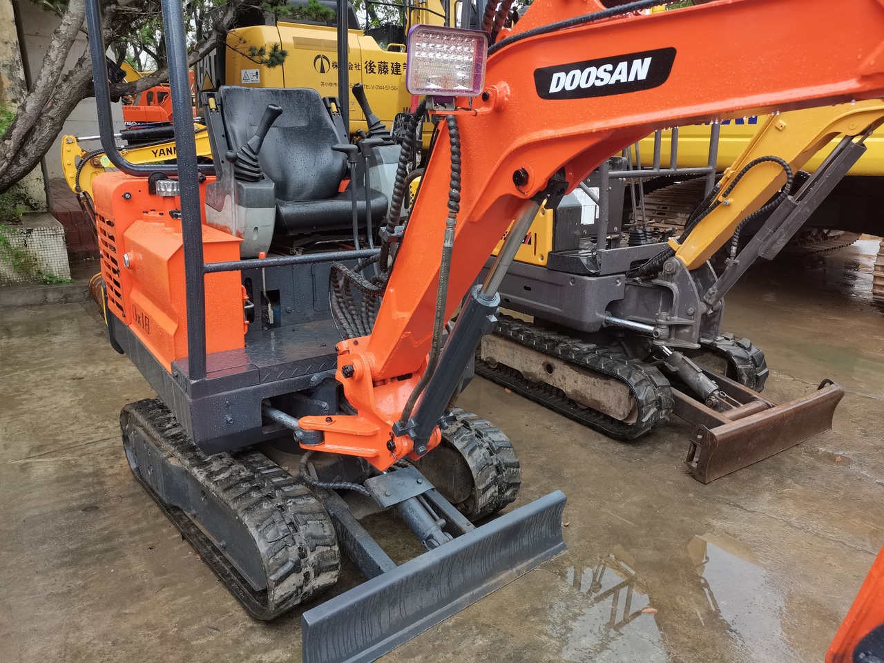 DOOSAN DX18 - 미니 굴삭기 : 사진 4 DOOSAN DX18 - 미니 굴삭기 : 사진 4