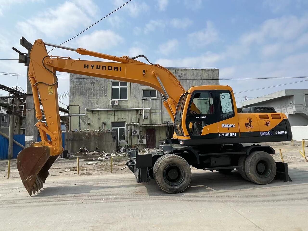 HYUNDAI 210W-9 - 휠 굴삭기 : 사진 1 HYUNDAI 210W-9 - 휠 굴삭기 : 사진 1