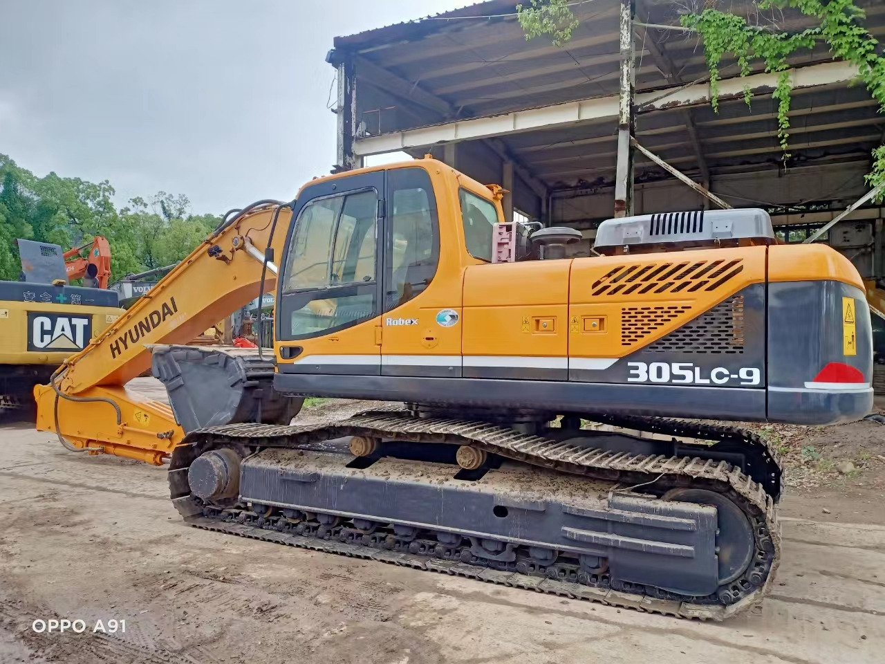 HYUNDAI R305LC-9T - 크롤러 굴삭기 : 사진 4 HYUNDAI R305LC-9T - 크롤러 굴삭기 : 사진 4