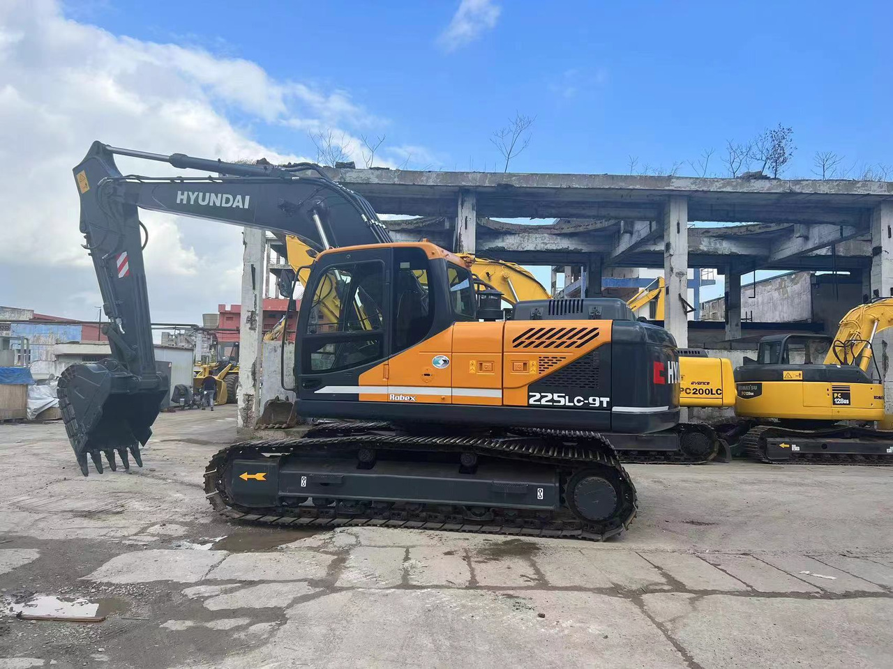 Hyundai R225LC-9T - 크롤러 굴삭기 : 사진 1 Hyundai R225LC-9T - 크롤러 굴삭기 : 사진 1