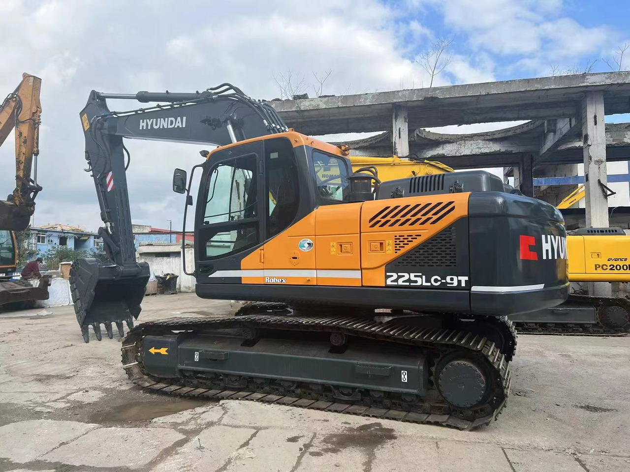 Hyundai R225LC-9T - 크롤러 굴삭기 : 사진 4 Hyundai R225LC-9T - 크롤러 굴삭기 : 사진 4