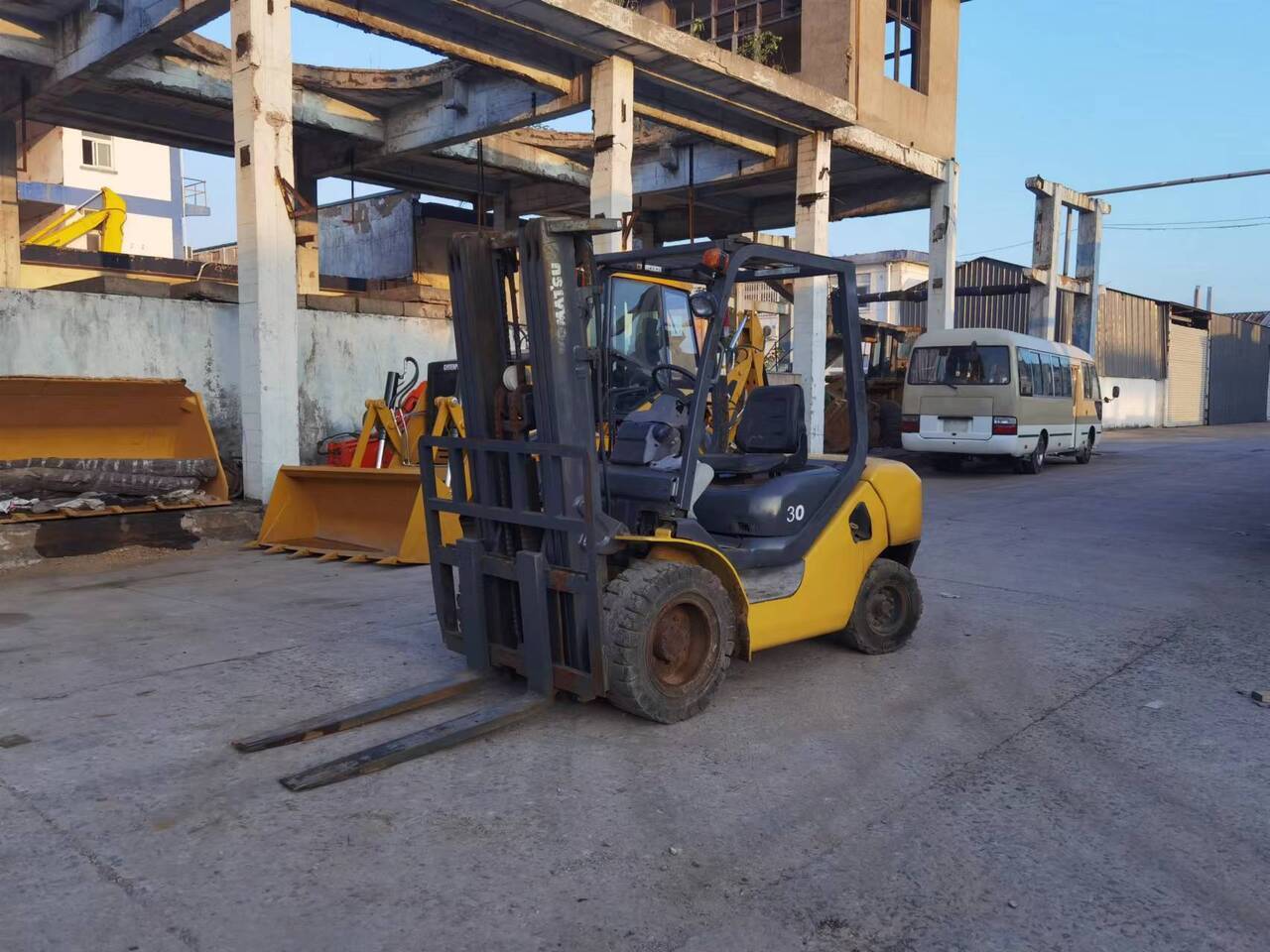 KOMATSU FD30 - 시저 리프트 : 사진 1 KOMATSU FD30 - 시저 리프트 : 사진 1