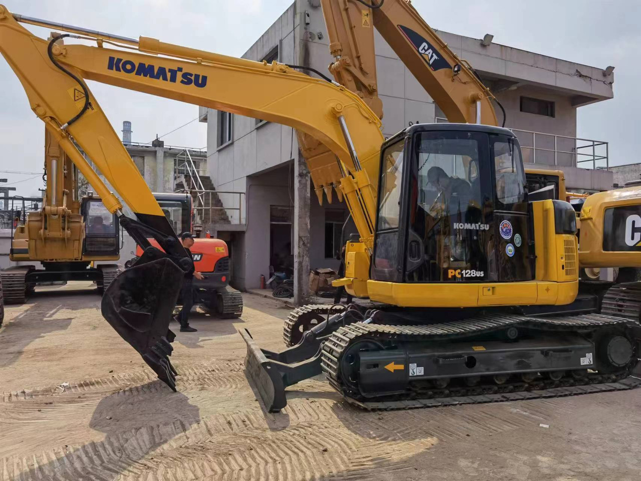 KOMATSU PC128 - 크롤러 굴삭기 : 사진 2 KOMATSU PC128 - 크롤러 굴삭기 : 사진 2