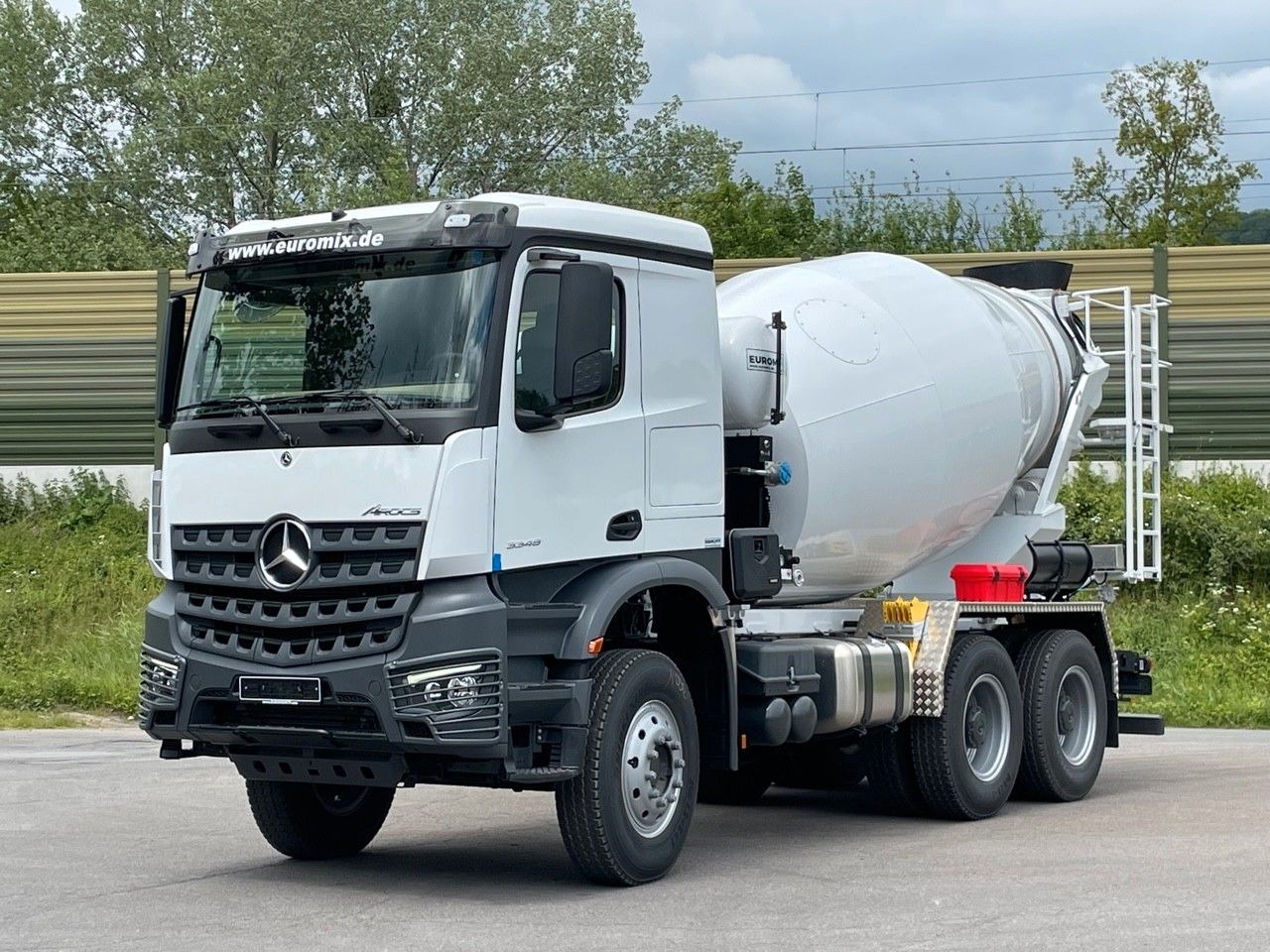 Mercedes-Benz 3348 6X4 Arcos 5 EuromixMTP EM 9 R - 콘크리트 믹서 트럭 : 사진 2 Mercedes-Benz 3348 6X4 Arcos 5 EuromixMTP EM 9 R - 콘크리트 믹서 트럭 : 사진 2
