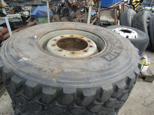 445/65/22.5 TRACK GRIP MICHELIN (2) EX SCAMMEL 6X6 COMPLETE WITH RIMS - 타이어 트럭 용 : 사진 2 445/65/22.5 TRACK GRIP MICHELIN (2) EX SCAMMEL 6X6 COMPLETE WITH RIMS - 타이어 트럭 용 : 사진 2