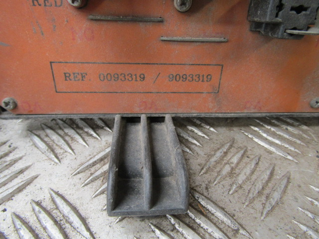 DAF XF 95 FUSEBOARD P/NO 0093319/9093319 - 전기 설비 트럭 용 : 사진 2 DAF XF 95 FUSEBOARD P/NO 0093319/9093319 - 전기 설비 트럭 용 : 사진 2