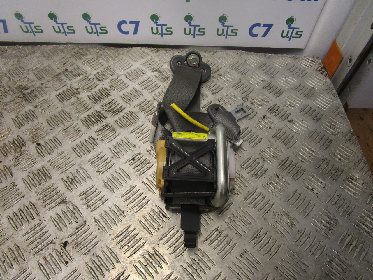 ISUZU N75 4HK1 SEAT BELT (DRIVER SIDE) - 운전실 및 내부 트럭 용 : 사진 1 ISUZU N75 4HK1 SEAT BELT (DRIVER SIDE) - 운전실 및 내부 트럭 용 : 사진 1