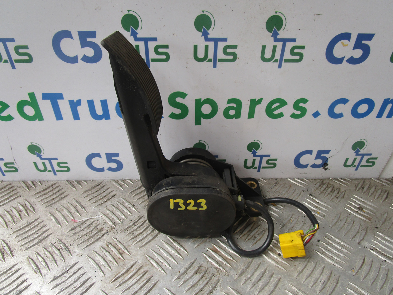 MERCEDES ATEGO ACCELERATOR PEDAL P/NO A9703000304 - 운전실 및 내부 트럭 용 : 사진 1 MERCEDES ATEGO ACCELERATOR PEDAL P/NO A9703000304 - 운전실 및 내부 트럭 용 : 사진 1