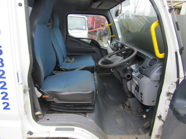 MITSUBISHI FUSO 7C15/18 CAB 2012 - 운전실 트럭 용 : 사진 2 MITSUBISHI FUSO 7C15/18 CAB 2012 - 운전실 트럭 용 : 사진 2