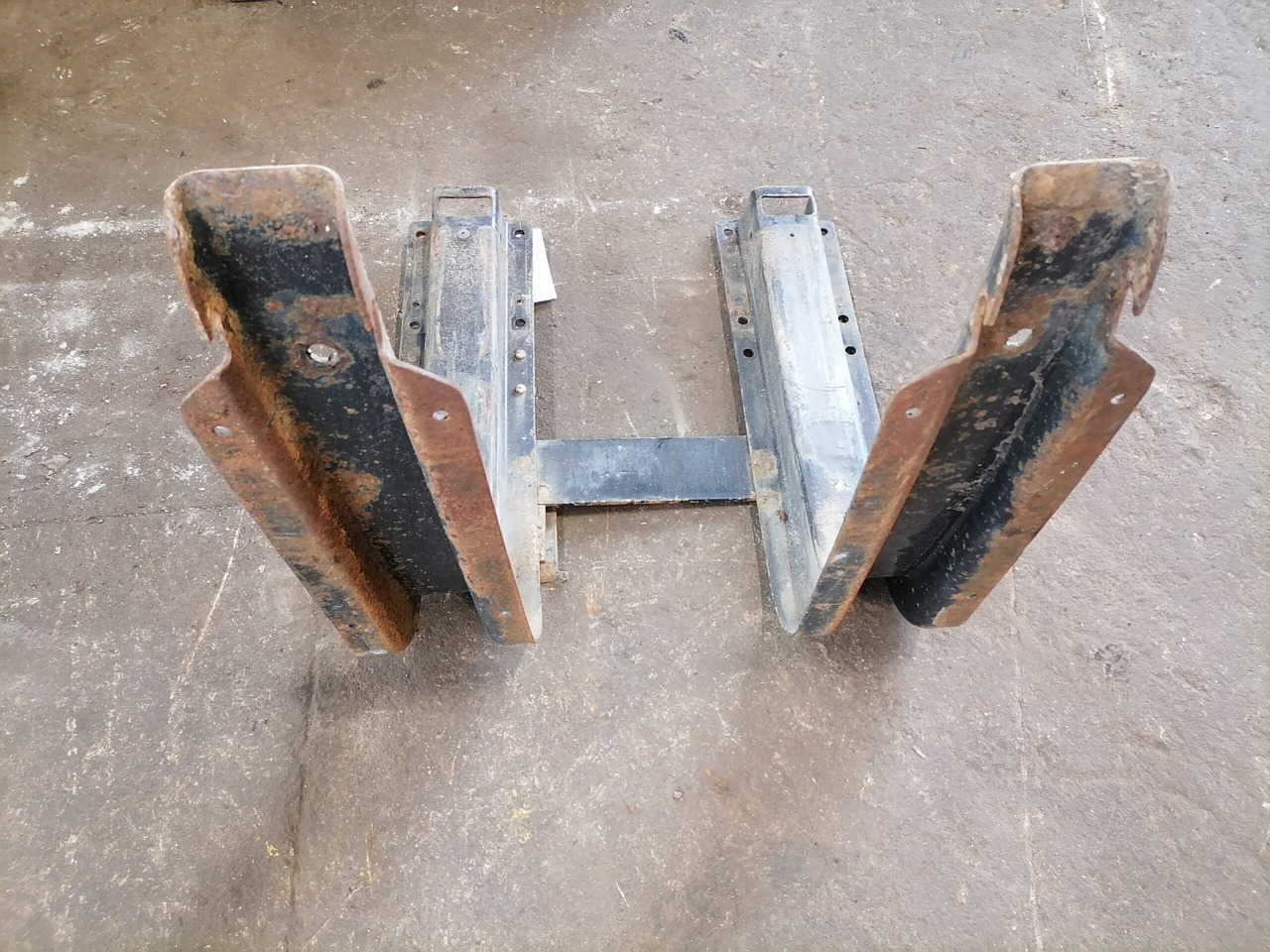 MAN Fuel tank bracket 81418015492 - 연료 탱크 트럭 용 : 사진 4 MAN Fuel tank bracket 81418015492 - 연료 탱크 트럭 용 : 사진 4