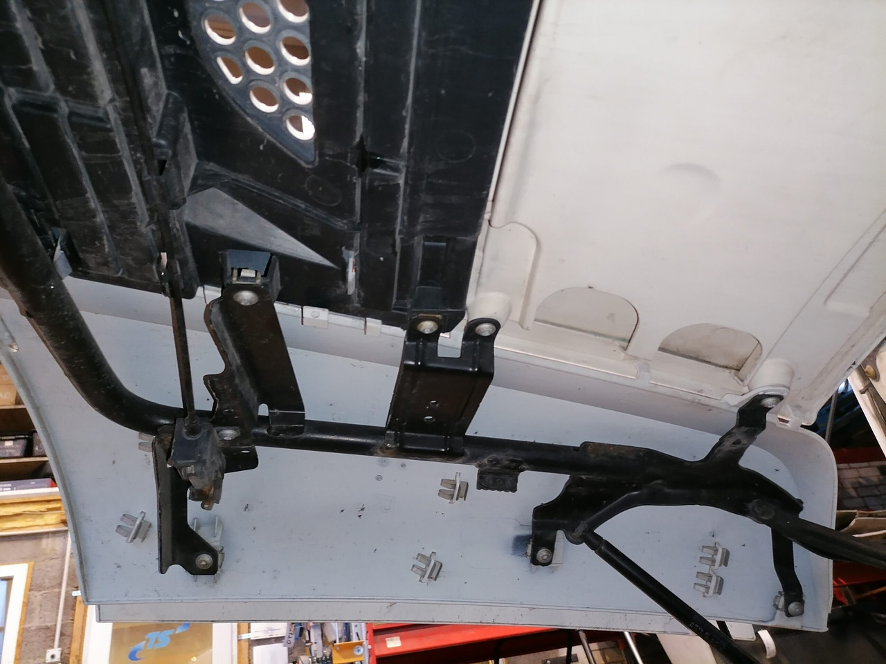 Mercedes-Benz Iluvõre A9607500409 - 그릴 트럭 용 : 사진 3 Mercedes-Benz Iluvõre A9607500409 - 그릴 트럭 용 : 사진 3