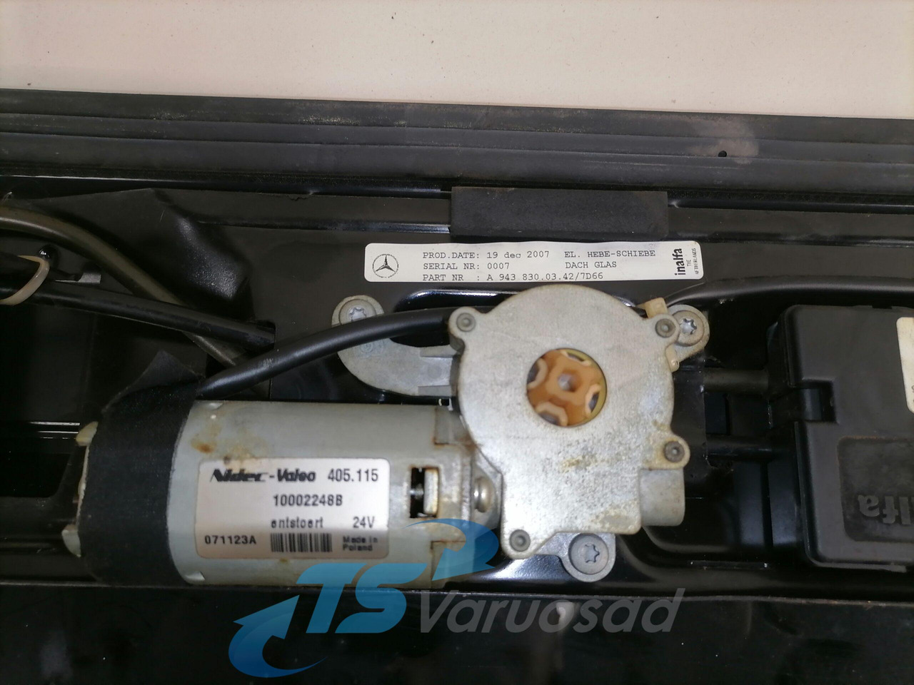 Mercedes-Benz Katuseluuk A9438300342 - 범용 부품 트럭 용 : 사진 3 Mercedes-Benz Katuseluuk A9438300342 - 범용 부품 트럭 용 : 사진 3