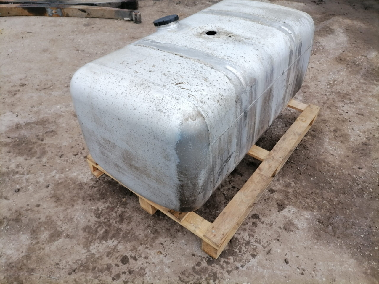 Mercedes-Benz Kütusepaak 390L A9604701303 - 연료 탱크 트럭 용 : 사진 2 Mercedes-Benz Kütusepaak 390L A9604701303 - 연료 탱크 트럭 용 : 사진 2