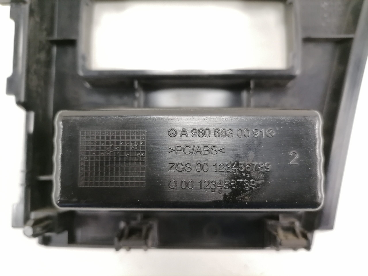 Mercedes-Benz Salongi plastik A9606802607 - 범용 부품 트럭 용 : 사진 4 Mercedes-Benz Salongi plastik A9606802607 - 범용 부품 트럭 용 : 사진 4