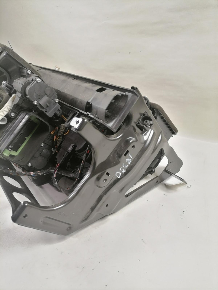 Scania Salongi radiaatorite korpus, komplektne 3093272 - 범용 부품 트럭 용 : 사진 3 Scania Salongi radiaatorite korpus, komplektne 3093272 - 범용 부품 트럭 용 : 사진 3