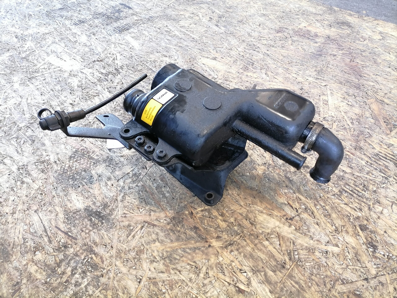 Scania Scania steering oil tank 1461351 - 스티어링 호스 트럭 용 : 사진 2 Scania Scania steering oil tank 1461351 - 스티어링 호스 트럭 용 : 사진 2