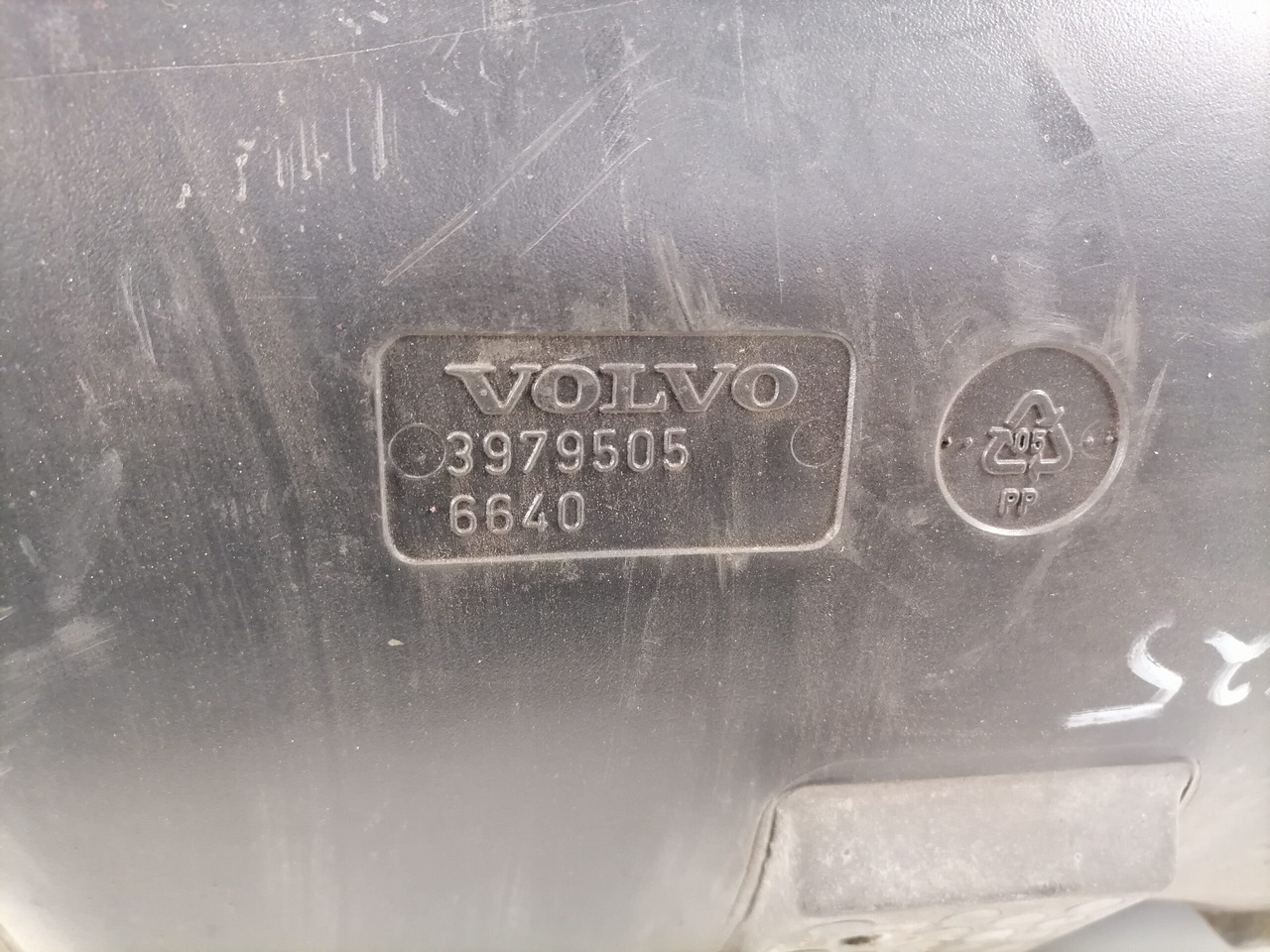 Volvo Air filter housing 3979505 - 공기 흡입 시스템 트럭 용 : 사진 3 Volvo Air filter housing 3979505 - 공기 흡입 시스템 트럭 용 : 사진 3